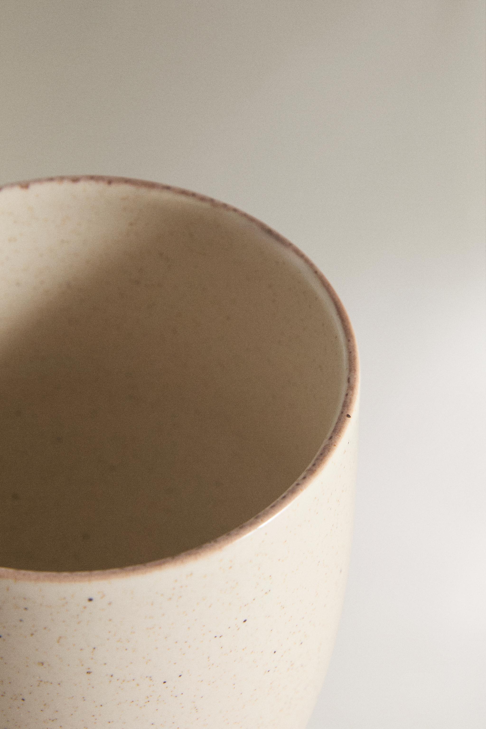 STONEWARE MUG WITH DISTRESSED RIM